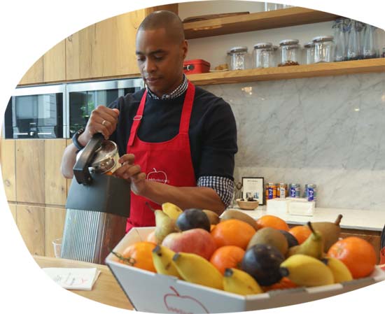 Le bar à jus pour boire des fruits au bureau